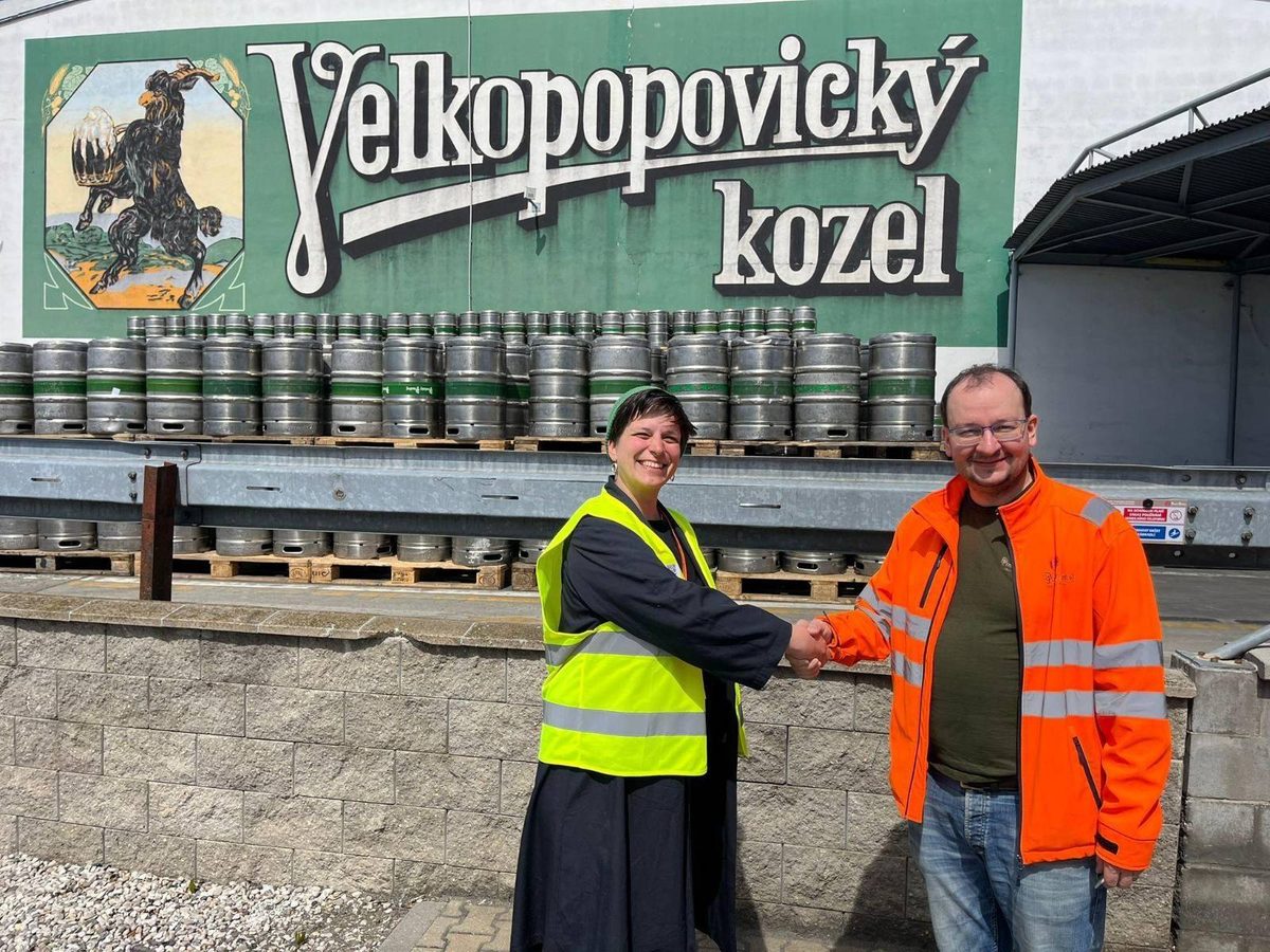 Lidé u stolu s propagačními materiály Svorky